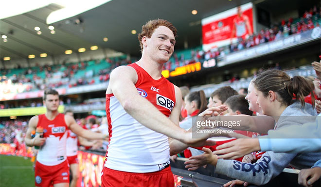 Gary Rohan with the crowd, Sydney Swans vs Fremantle Dockers, Round 21 2017