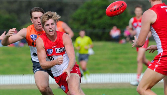 Sam Murray in action for the Swans in the NEAFL against the Giants