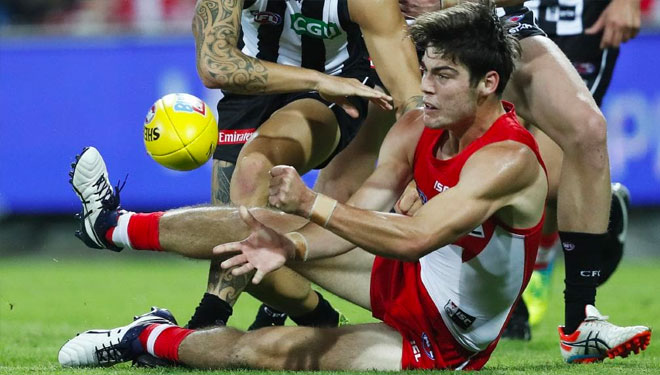 George Hewett clears the ball against Collingwood in 2018